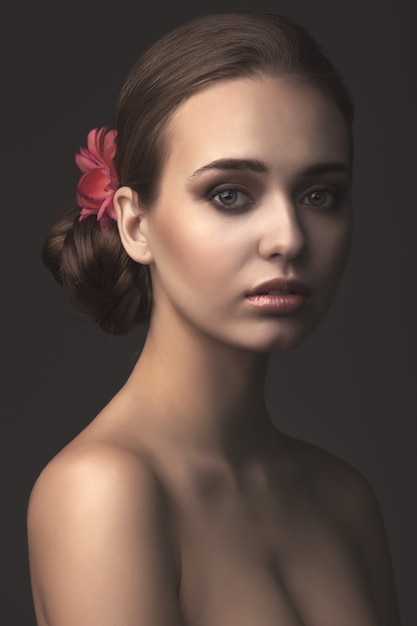 Studioportret van jong mooi meisje op donkere achtergrond