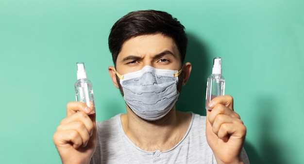 Studioportret van jonge kerel die medisch gezichtsmasker draagt tegen coronavirus