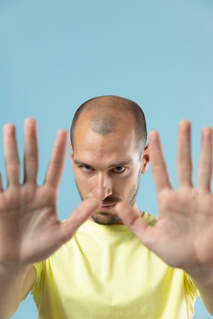 Foto studioportret van jonge man