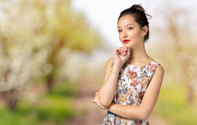 Studioportret van mooie jonge en vrouw die naar omhoog denken kijken. Het concept van perceptie en reflectie