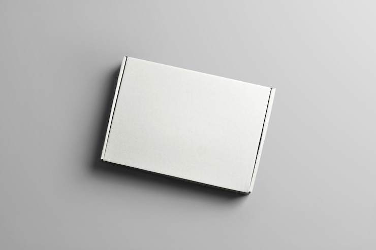 Foto studiosjabloon van kartonnen doos voor kleding. gesloten lege kartonnen doos met schaduwen van de grijze achtergrond. mockup kan voor je showcase worden gebruikt.