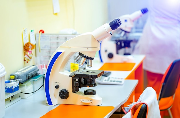 実験室でのDNA研究と病気の特定方法における顕微鏡下での研究
