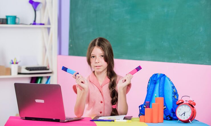 Фотография изучайте программирование, веб-дизайн, курсы программирования, язык программирования, личный блог, ведение блога, хобби, девушка, ноутбук, маленький ребенок, использующий ноутбук, цифровые технологии, серфинг в интернете.