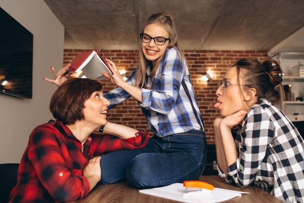 Foto studiare il lavoro di squadra divertente