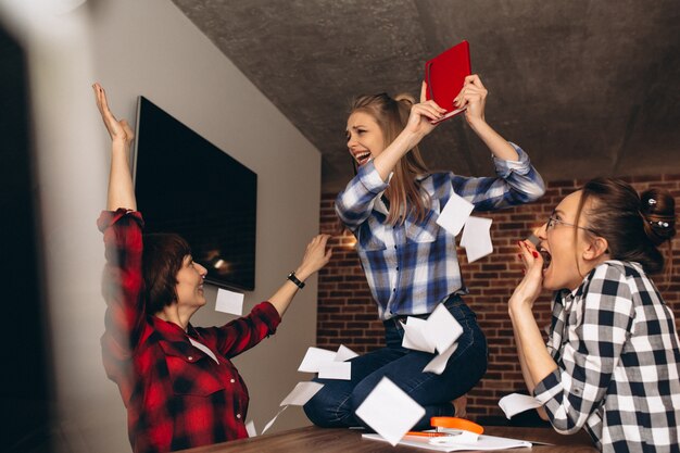 Foto studiare il lavoro di squadra divertente