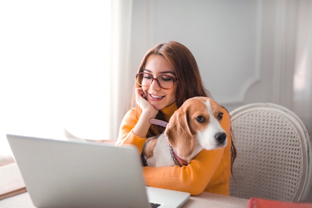 自宅で犬と一緒に勉強