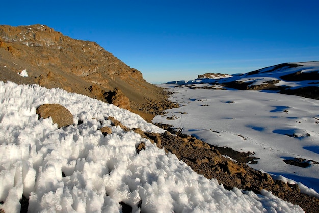 Foto il bordo del cratere del ghiacciaio stufengletscher con la vetta uhuru 5895 m kilimanjaro tanzania