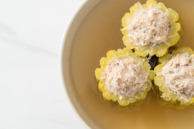 Zucca amara farcita con macinato di maiale stagionato e zuppa di vermicelli