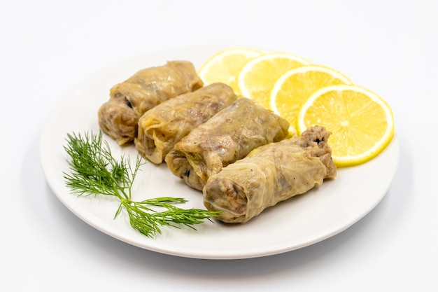 Photo stuffed cabbage leaves in a ceramic plate vegan cabbage rolls cooked cabbage leaves wrapped around a filling of rice onions and spices lahana sarmasi horizontal view close up