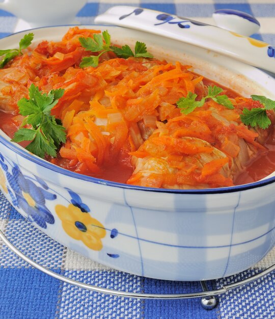 Cavolo ripieno stufato in salsa di pomodoro con cipolle e carote