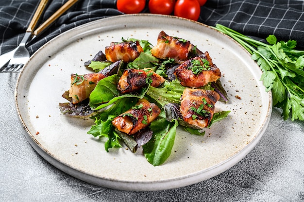 Petti di pollo ripieni, filetti arrotolati in pancetta con insalata verde. vista dall'alto