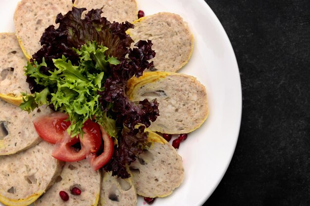 Stuffed chicken with lettuce leaves and tomatoes