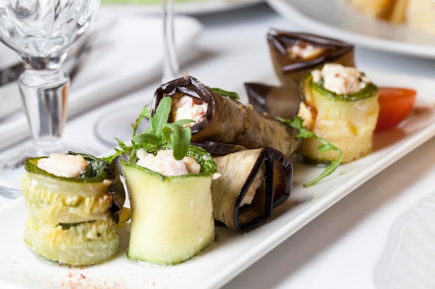 Melanzane ripiene su un tavolo da banchetto, primo piano di melanzane, zucchine e altre verdure