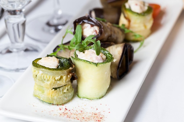 宴会のテーブルにめ込まれた茄子茄子 zucchiniその他の野菜