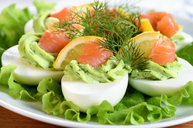 Foto uova ripiene con avocado e salmone