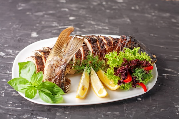 ハーブとレモンを詰めた魚。食べ物とレスタの概念