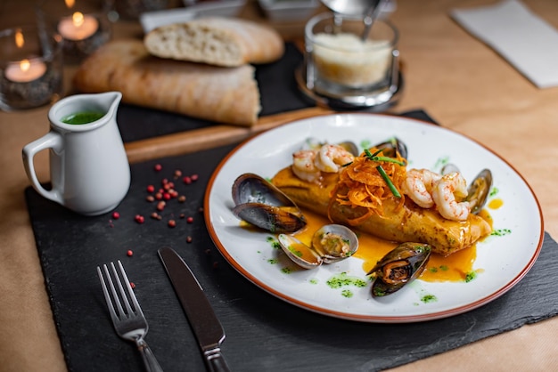 Stuffed pancake with shrimps and mussels