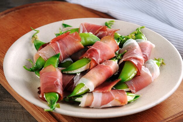 Stuffed pea pods with ricotta and Parma ham Excellent option with low fat content