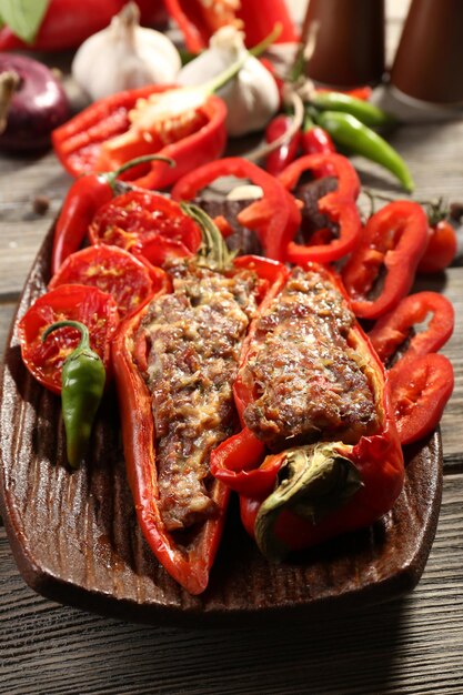 Foto peperoncino ripieno di carne e verdure