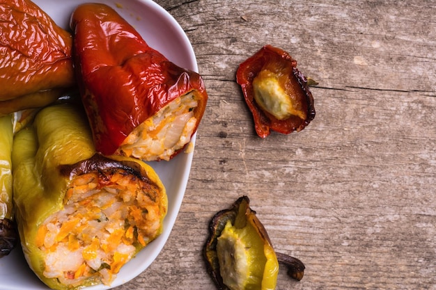 Foto peperoni ripieni con riso carne e verdure