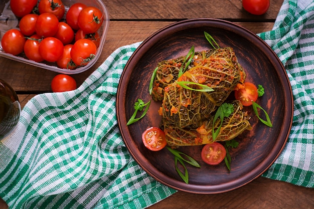 Involtini di verza ripieni in salsa di pomodoro