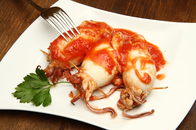Calamari ripieni con salsa di pomodoro Foto Premium