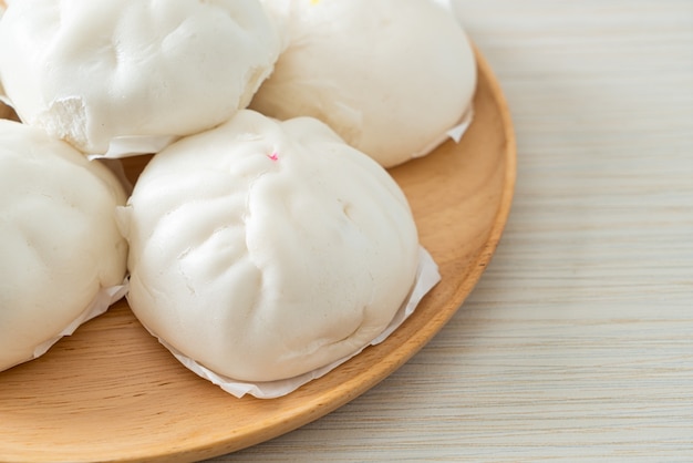 Photo stuffed steamed bun on wood plate - chinese food style