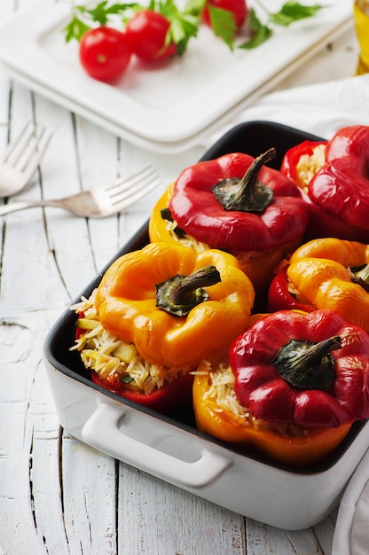 Photo stuffed vegetarian paprika with rice