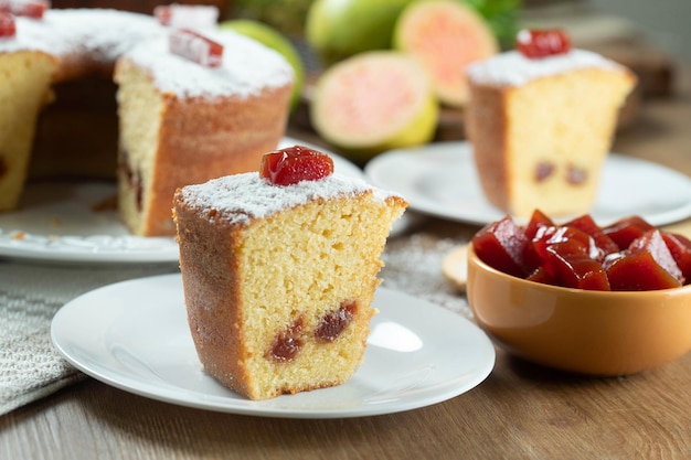 Foto stuk braziliaanse maïscake gemaakt met een soort maïsmeel fuba gevuld met guavepasta op een houten feesttafel typische snoepjes van het junifestival maïsmeelcake