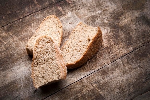 Stuk brood op een houten tafel