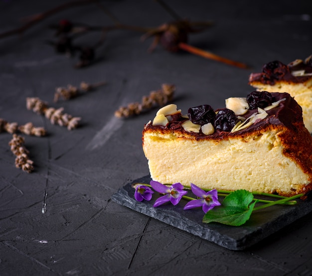 Stuk cheesecake gegoten met chocolade