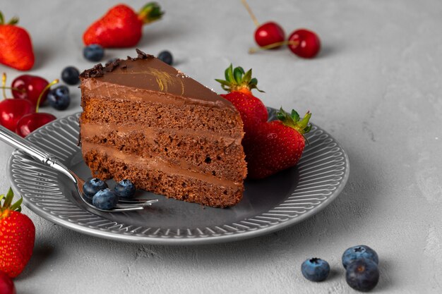 Stuk chocolade cake geserveerd met verse bessen