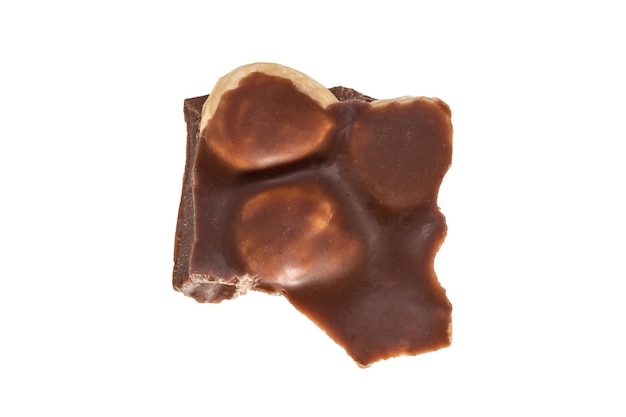 Stuk chocolade met pinda's geïsoleerd op witte achtergrond