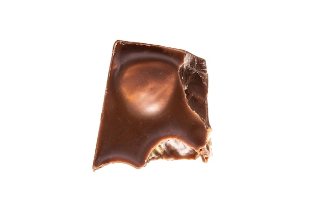 Stuk chocolade met pinda's geïsoleerd op witte achtergrond