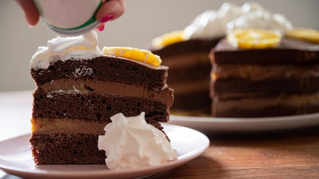 Stuk heerlijke veganistische chocolade-sinaasappelcake geserveerd op een bord