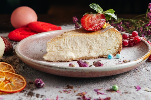 Foto stuk klassieke cheesecake met aardbei