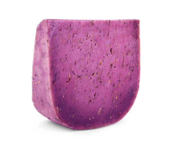 Stuk lavendel kaas op een witte achtergrond