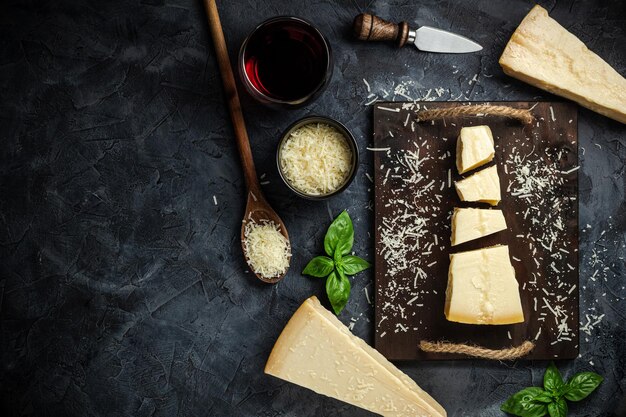 Stuk Parmezaanse kaas en kaasmes Op een donkere achtergrond Traditionele Italiaanse kaas Bovenaanzicht Copyspace