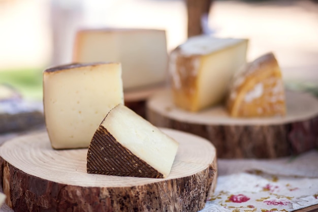 Stuk Parmezaanse kaas op een houten plank Biologisch product