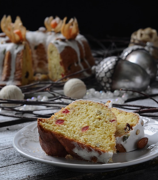 stuk smakelijke kersttaart, zijaanzicht met winterdecor op een lichte en zwarte achtergrond van dichtbij