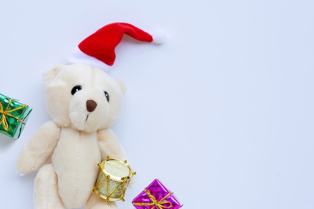 Stuk speelgoed beer die een kerstmuts op een witte ondergrond draagt