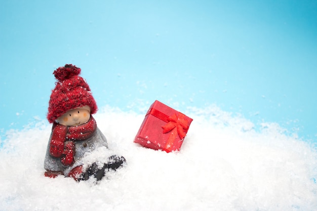 Stuk speelgoed Kerstmiself zit in de sneeuw, copyspace