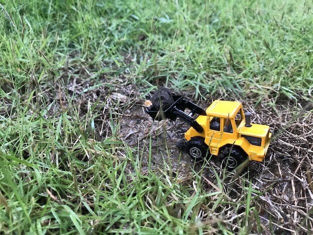 Stuk speelgoed tractor op grond