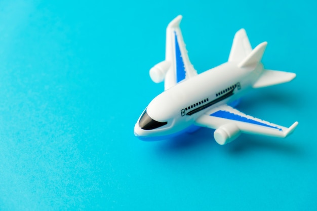 Stuk speelgoed van het close-up het witte vliegtuig op geel. Concept van reizen