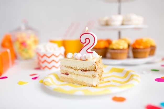 Foto stuk taart op het bord op een verjaardagsfeestje