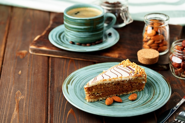 Stuk van esterhazicake op groene plaat