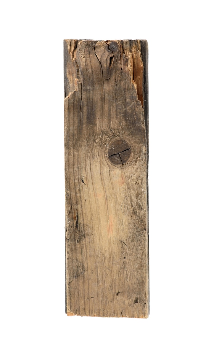 Foto stuk van oude grijze houten plank geïsoleerd op een witte achtergrond, close-up
