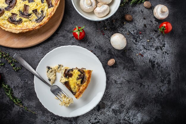 Stuk warme zelfgemaakte taart met kip en champignons Traditionele Franse taart Quiche Lorraine banner menu recept plaats voor tekst bovenaanzicht