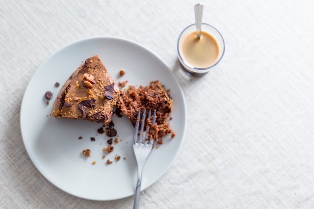 stuk zelfgemaakte chocoladetaart met noten en espresso klaar om te nemen