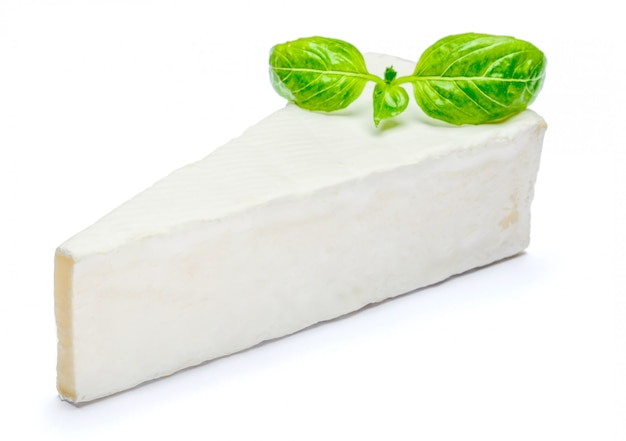 Stukje brie of camambert kaas op een witte ruimte